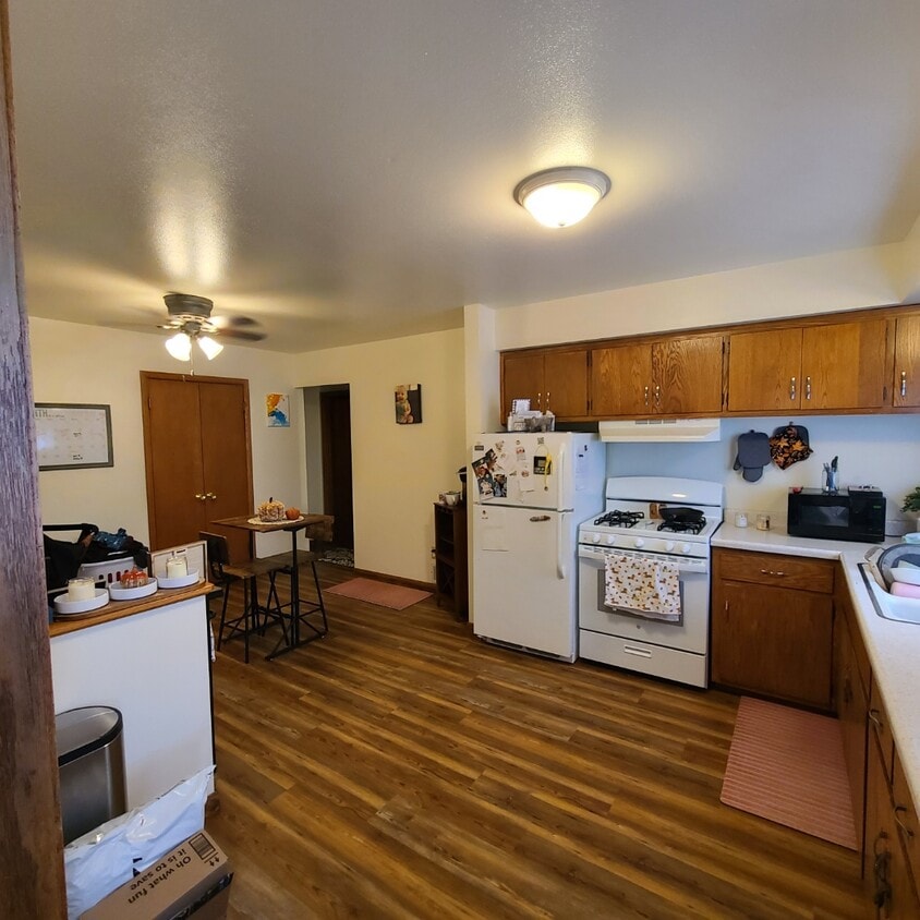 628 E Monroe Ave Apartments in Hartford, WI