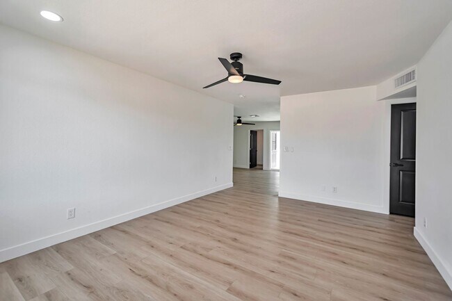 Building Photo - 3 Bedroom 2 Bath with Pool!