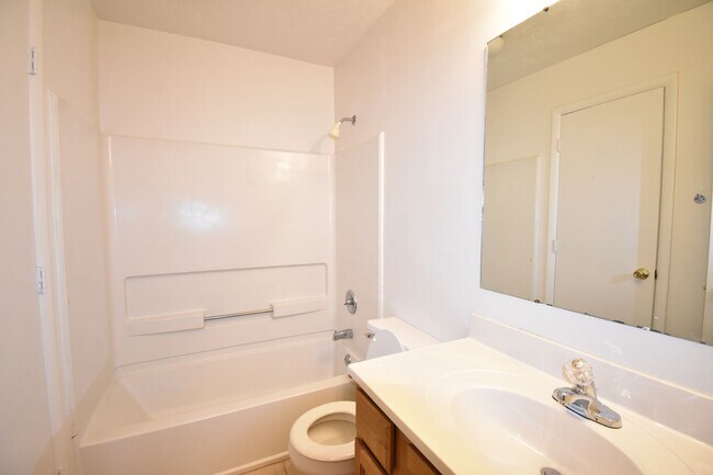 Building Photo - 2 bedroom 2 bathroom Condo-Stewarts Creek