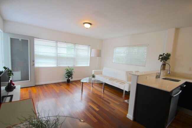 Building Photo - Beautiful garden unit with 1bed/1bath in t...