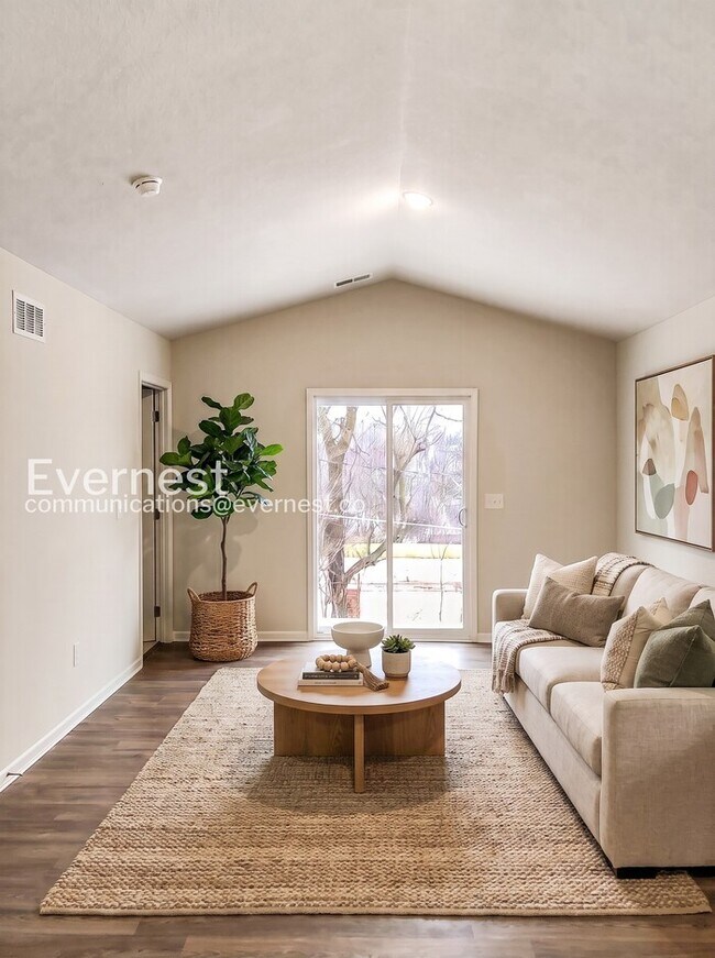 Foto del edificio - 3 Bed/2 Bath Home with Garage / Pet-Friendly / Coming Soon!