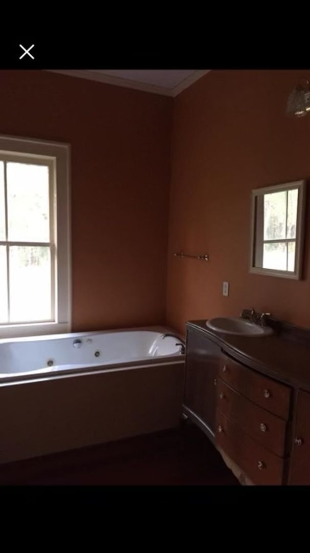Building Photo - 2 bedroom country house