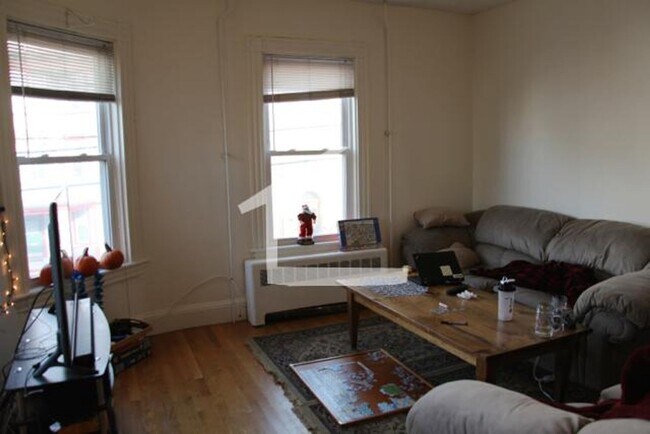 Building Photo - Well priced 3 bed in Mission Hill
