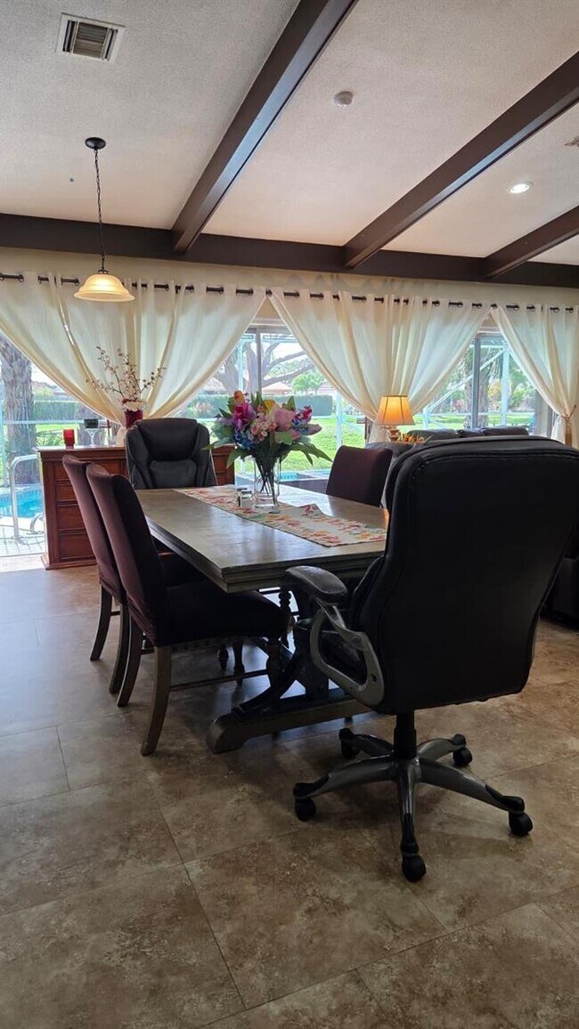 Foto del edificio - 4705 Holly Dr