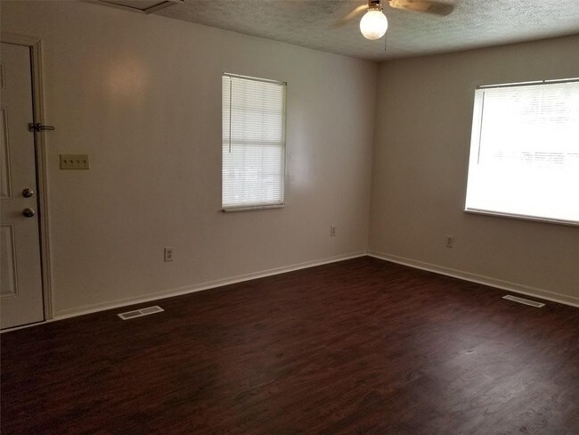 Building Photo - 208 Waltham Place