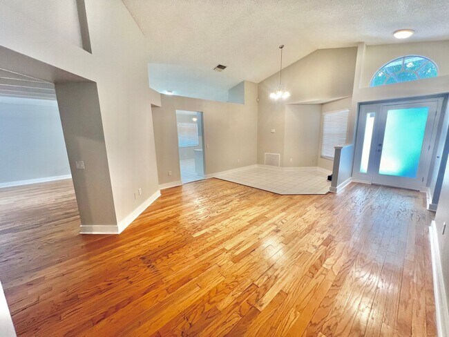 Building Photo - Great Location in New Port Richey w/ Hardw...