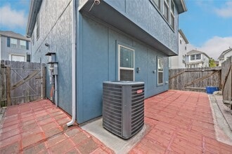 Building Photo - 11915 Oakmont Valley Trace