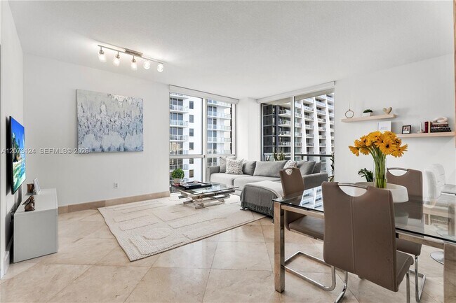 Building Photo - 1060 Brickell Ave