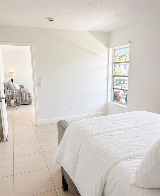 Foto del edificio - 3868 NE 169th St
