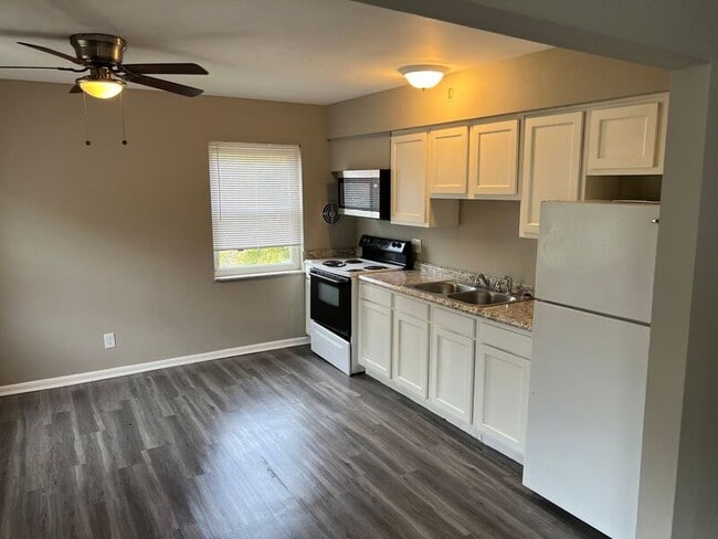 Building Photo - 2828 Westknolls Ln