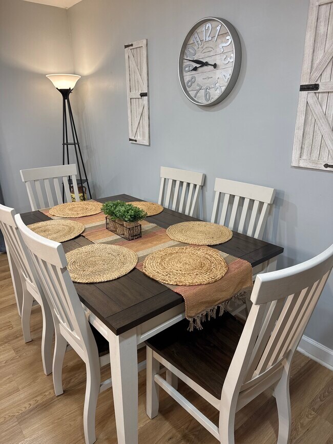 Disfrute de comidas caseras en el acogedor comedor, ideal para cenar o para trabajar. - 1117 Henrietta Dr