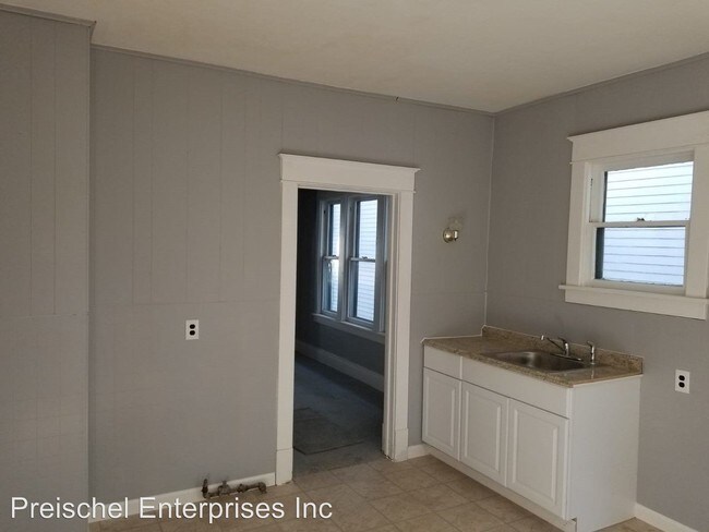 Building Photo - 3 br, 1 bath House - 18 Richlawn Ave