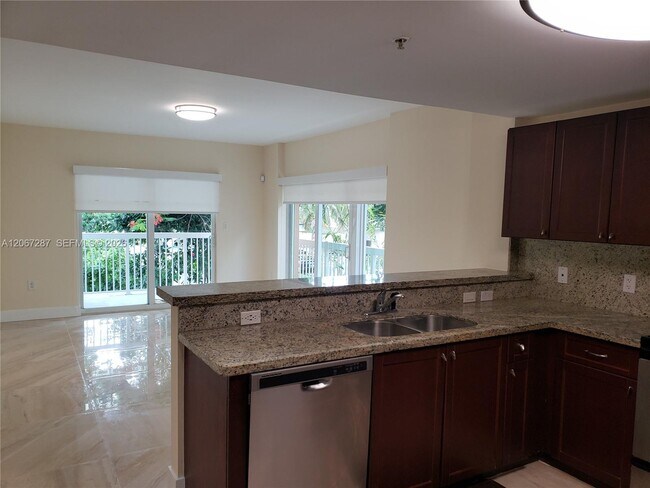 Foto del edificio - 2740 SW 28th Terrace