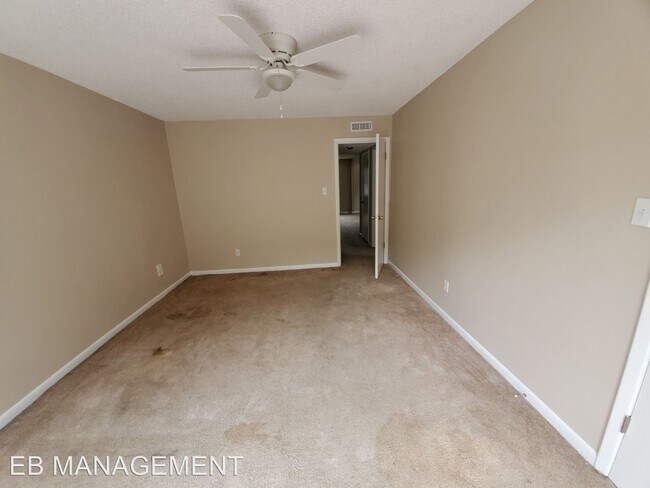 Building Photo - 1402 E Gore St
