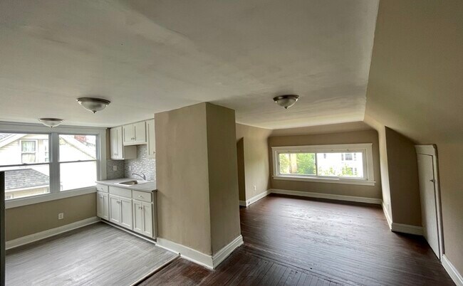 Building Photo - Cleveland Heights 1 bedroom 3rd Floor