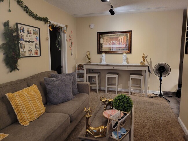 Building Photo - 1161 White Bear Ave #2