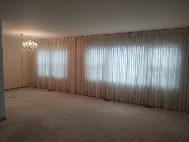Living Room/Dining Room - 4310 Oakton St