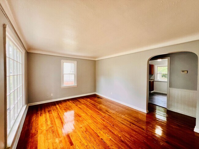 Building Photo - 8606 Rosewood Ave