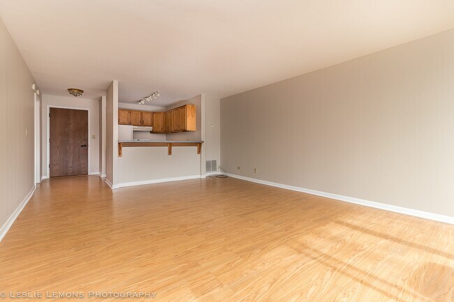 Building Photo - 5810 Oakwood Dr
