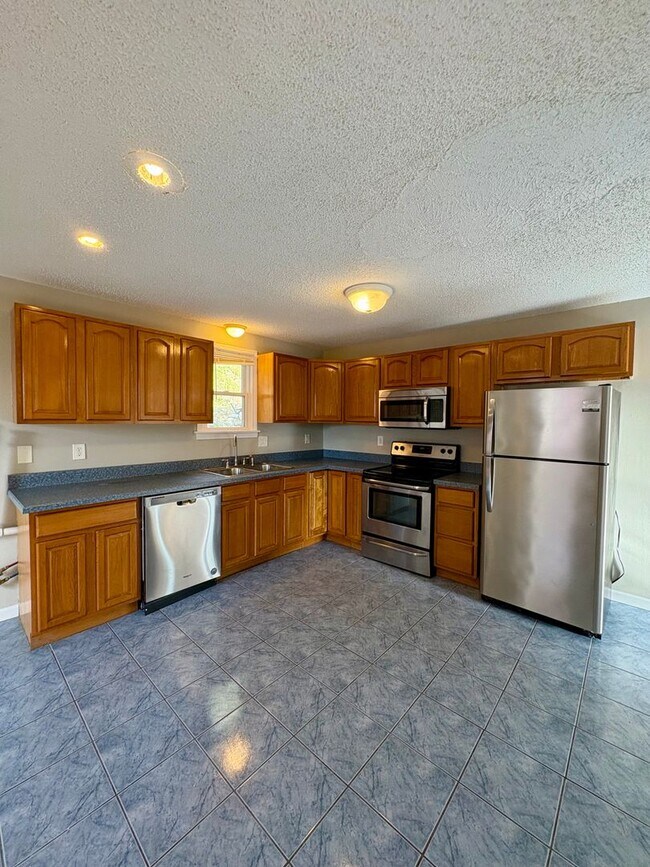 Building Photo - 62 School St