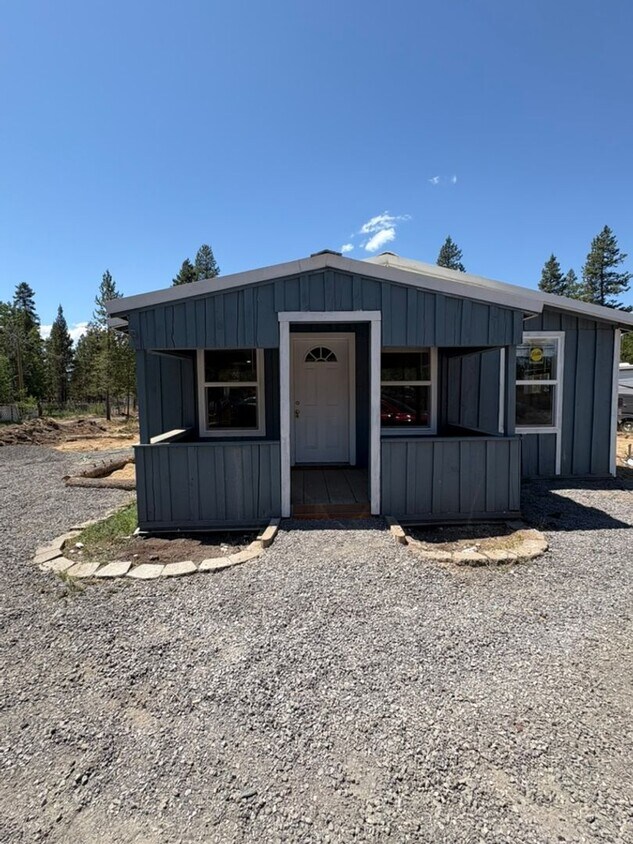 Foto principal - Freshly Remodeled 2 Bedroom Home