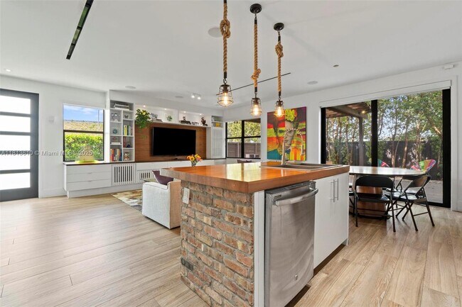 Foto del edificio - 15484 NW 91st Ct