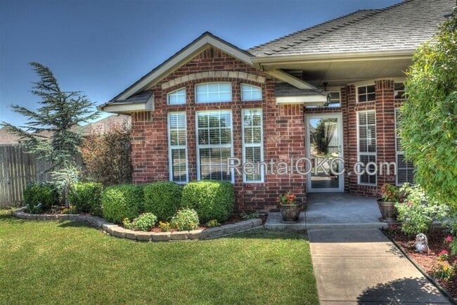 Building Photo - Moore 3/2 bed plus office and a storm shel...