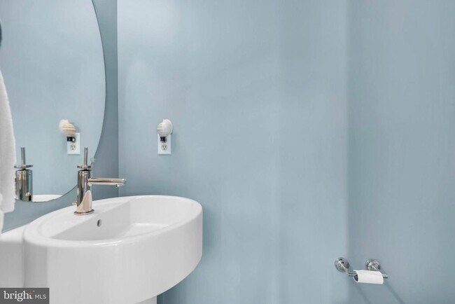 Foto del edificio - 161 Quiet Waters Pl