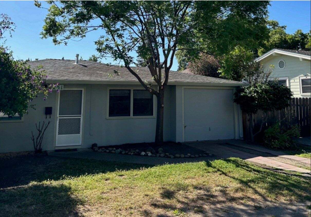 Foto principal - $2,500 / 2 BR – Freshly Updated Duplex Uni...