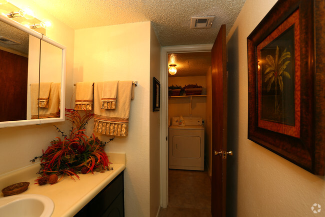 Baño - Huntington Place Apartments