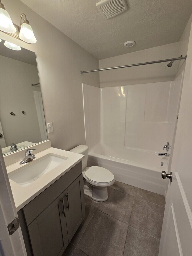 Foto del edificio - "Chic 3-Bed Townhouse with Pool Access in Bluffdale!"