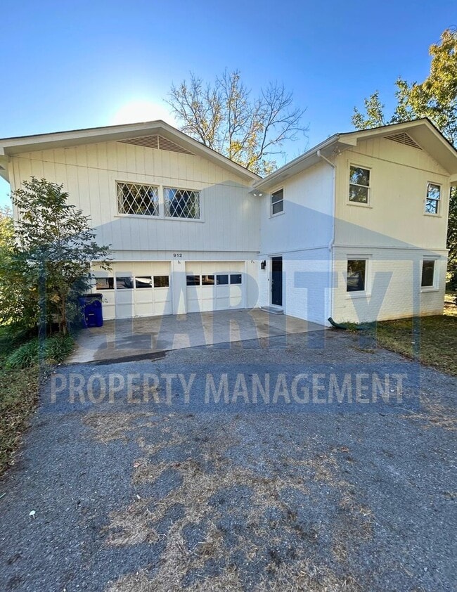 Building Photo - Charming two story home with garage and large yard!