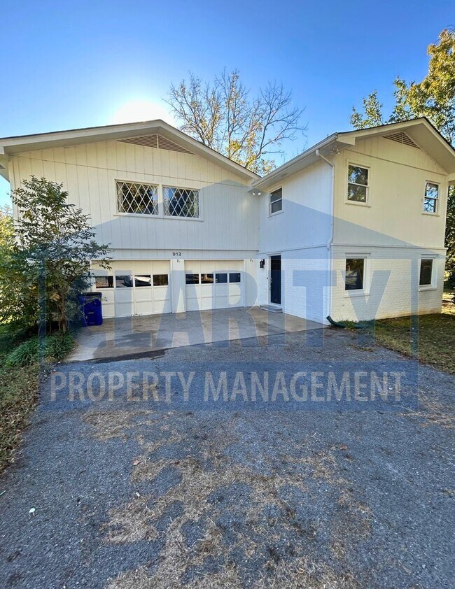 Foto del edificio - Charming two story home with garage and large yard!