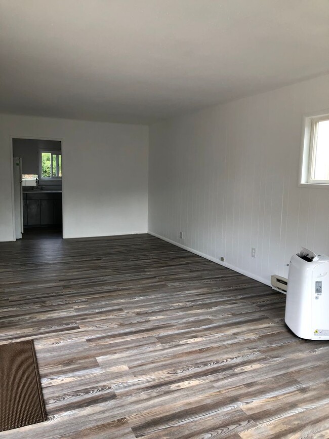 Building Photo - Recently Remodeled  2 Bedroom 1 Bathroom o...