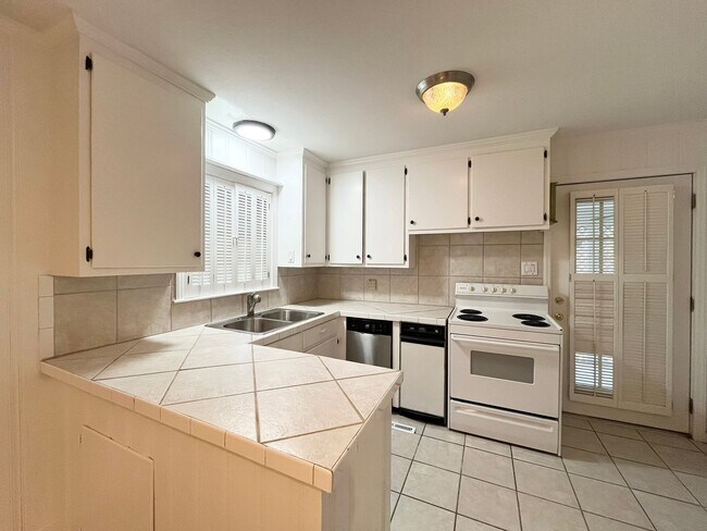 Foto del edificio - Comfortable 3BD, 1.5BA House with Large Fe...