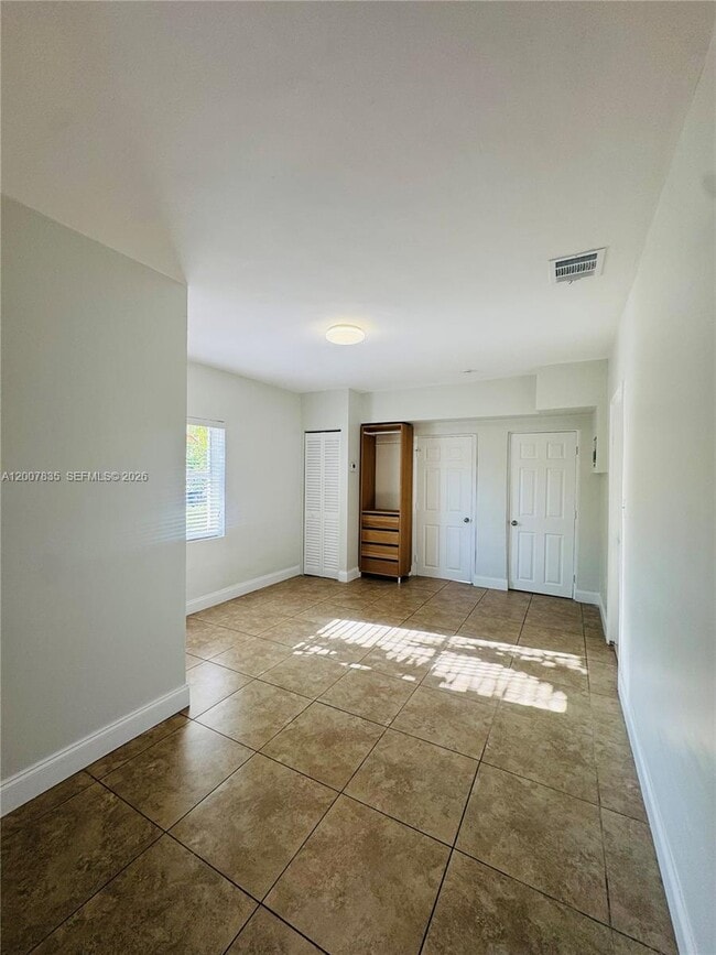 Foto del edificio - 2816 Pine Tree Dr