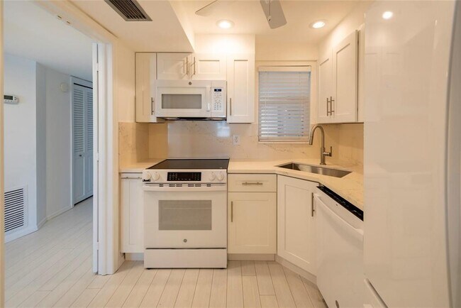 Foto del edificio - 3101 NE 47th Ct