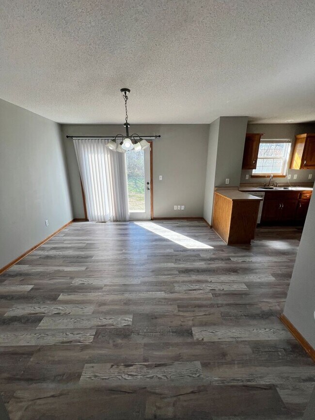 Foto del edificio - 3 Bed, 1.5 Bath Duplex with Garage and Extra Storage Space!