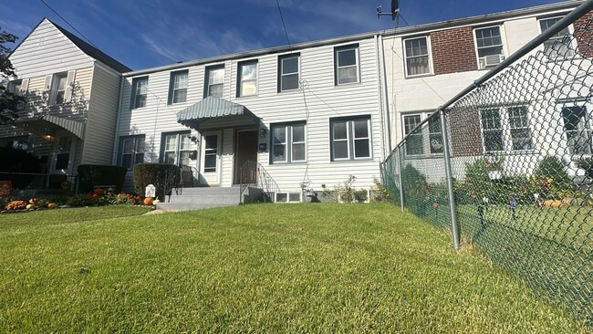 Building Photo - ELSMERE GARDENS