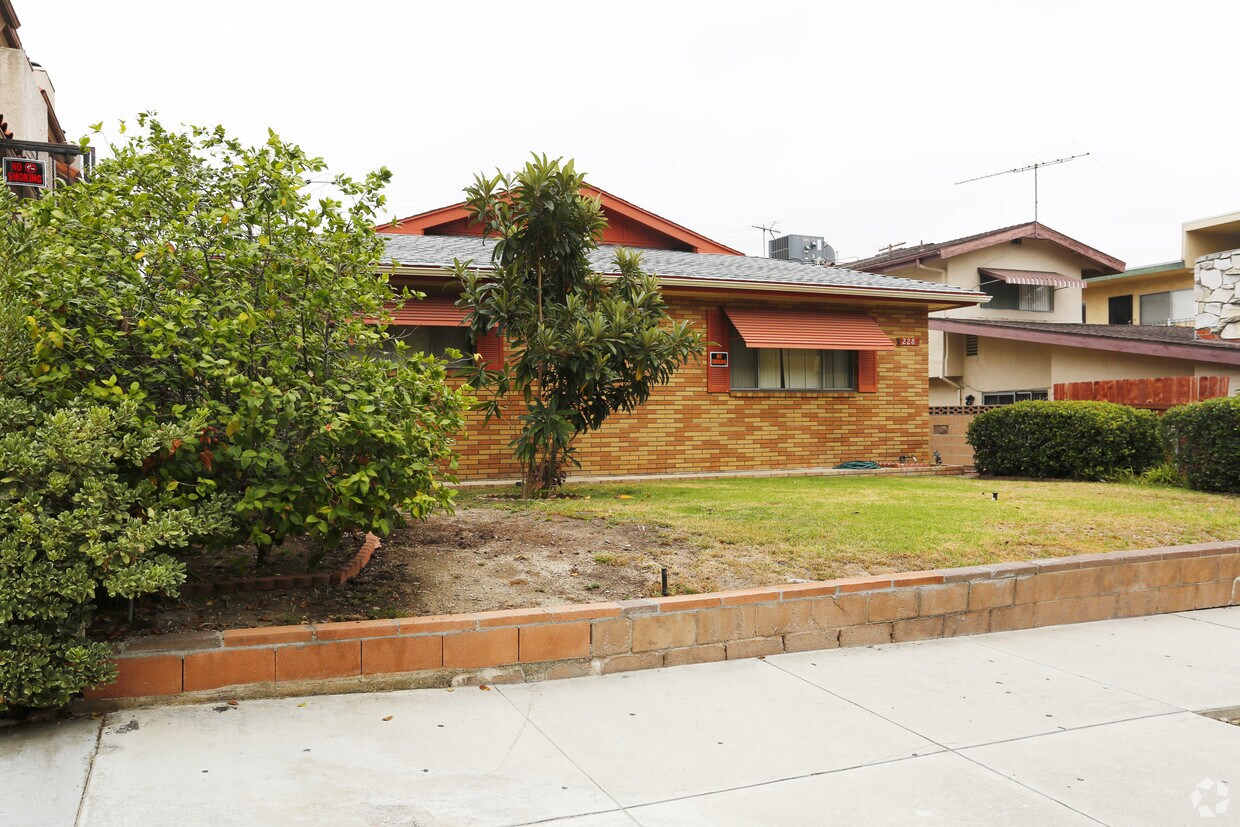 Building Photo - 228 N Cedar St