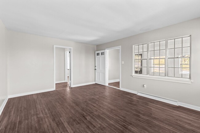 Building Photo - Beautifully Renovated 4 Bedroom 2 Bath Hom...