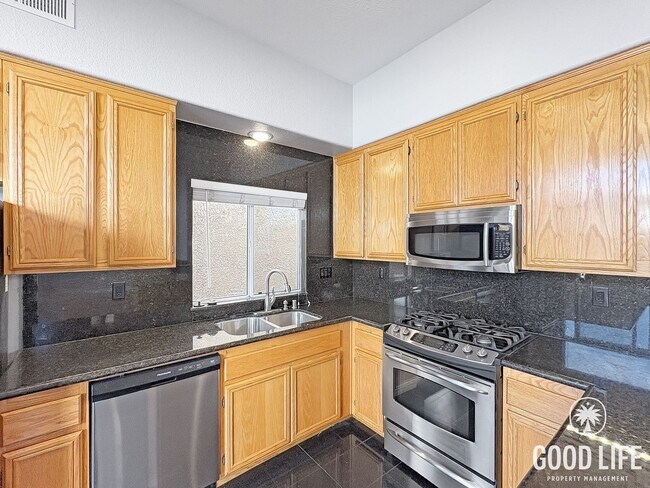 Foto del edificio - Spacious 4BR Home in Central Mira Mesa
