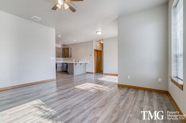 Building Photo - Gorgeous Duplex in Great Washougal Location with Dual Primary Suites!