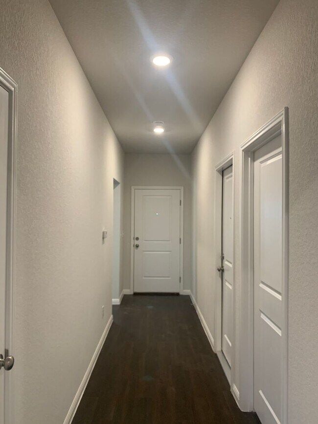 Building Photo - Gorgeous Home - with Convenient Location