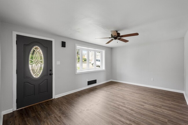 Building Photo - Stunning 3 bedroom home in West Mifflin av...
