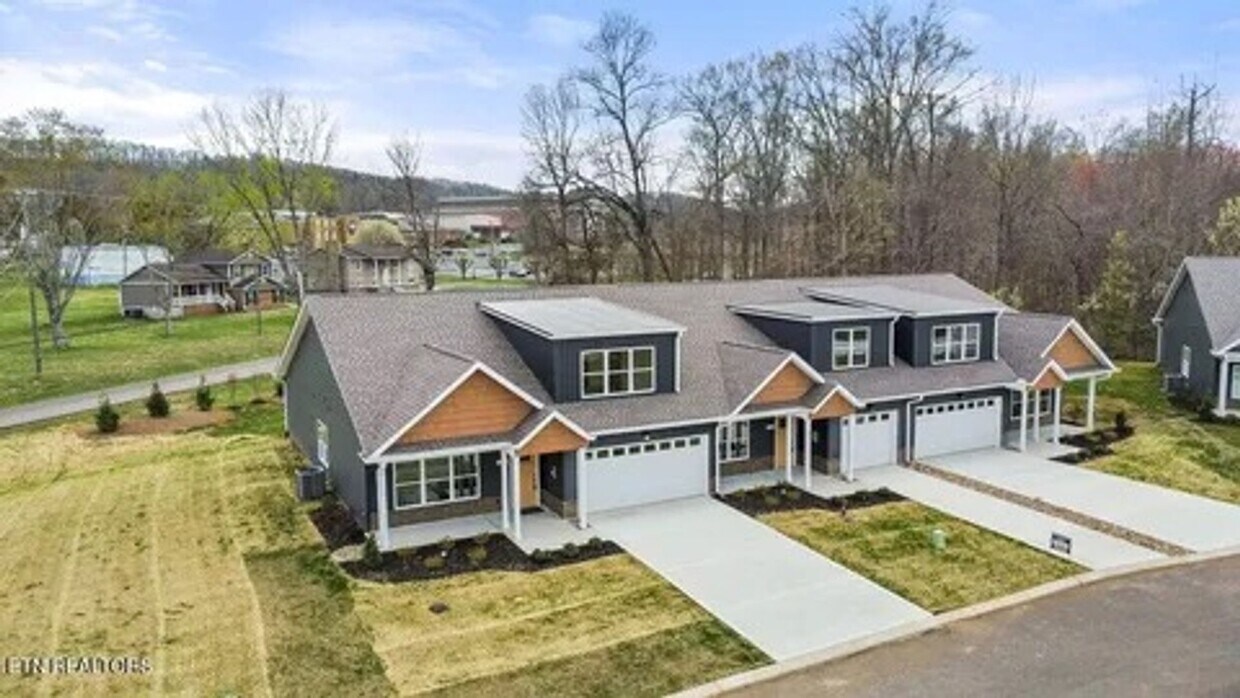 Powell 37849 - 4 Bedroom, 3 bath Condo - Contact Lisa Vineyard and Shannon Russell (865) 216-9334 - Powell 37849 - 4 Bedroom, 3 bath Condo - Contact Lisa Vineyard and Shannon Russell (865) 216-9334