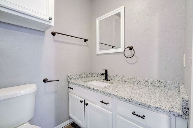 Building Photo - Spacious 4-Bed Gem with Modern Upgrades in...