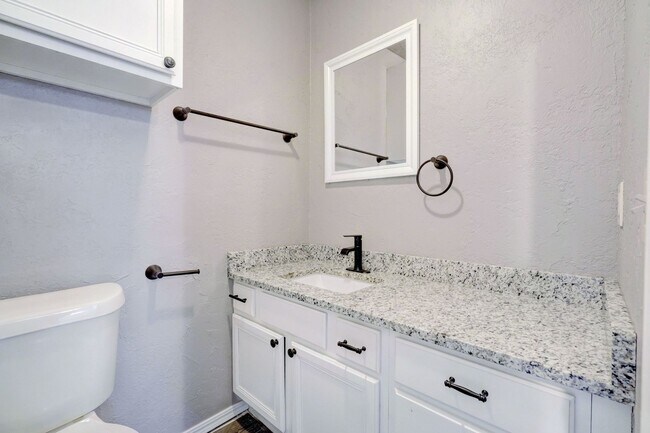 Foto del edificio - Spacious 4-Bed Gem with Modern Upgrades in...