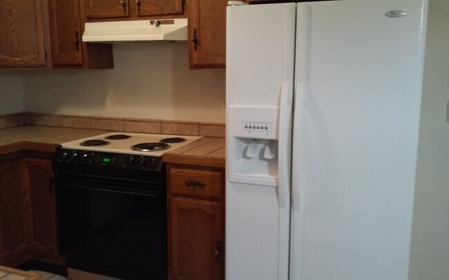 Side by side fridge with water and ice in the door - 931 McFarlan Ave