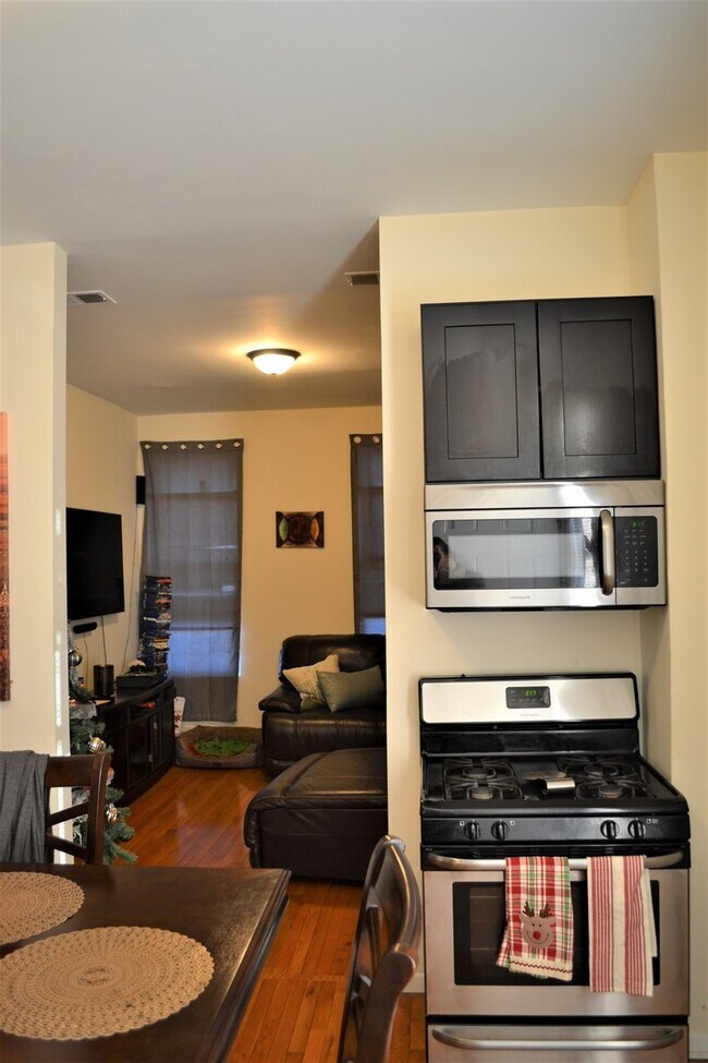 Building Photo - 1629 S Throop St
